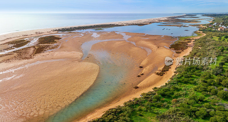 葡萄牙阿尔加维的Cacela Velha无人机海滩鸟瞰图